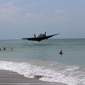 Kapitelbild: Plane crash lands during Cocoa Beach Air Show