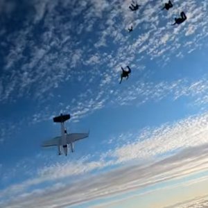 Kapitelbild: Aircraft Stalls as Skydivers Prepare to Jump