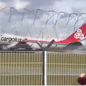 Folge 111: B744 at Luxembourg:engine pod strike