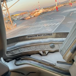 Folge 111: Warning Sticker im Fenster