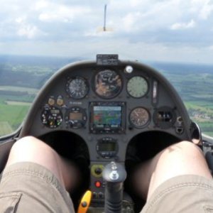 Folge 112: Mit welcher Hand steuert man einen Segelflieger