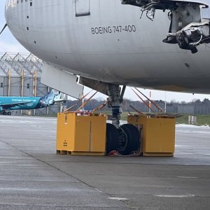 Folge 137: Bild mit Gewichten am B747 Nosegear