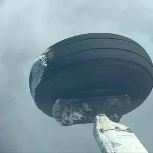 Folge 144: Bild von Reifen der Cessna im Eis
