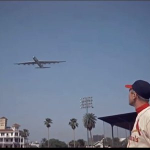 Kapitelbild: B36 Flyby über einem Stadium (Hollywodd Filmclip)